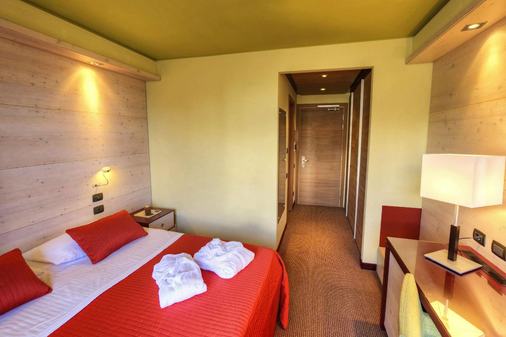 Hotel Sansicario Majestic Cesana Torinese Bagian luar foto